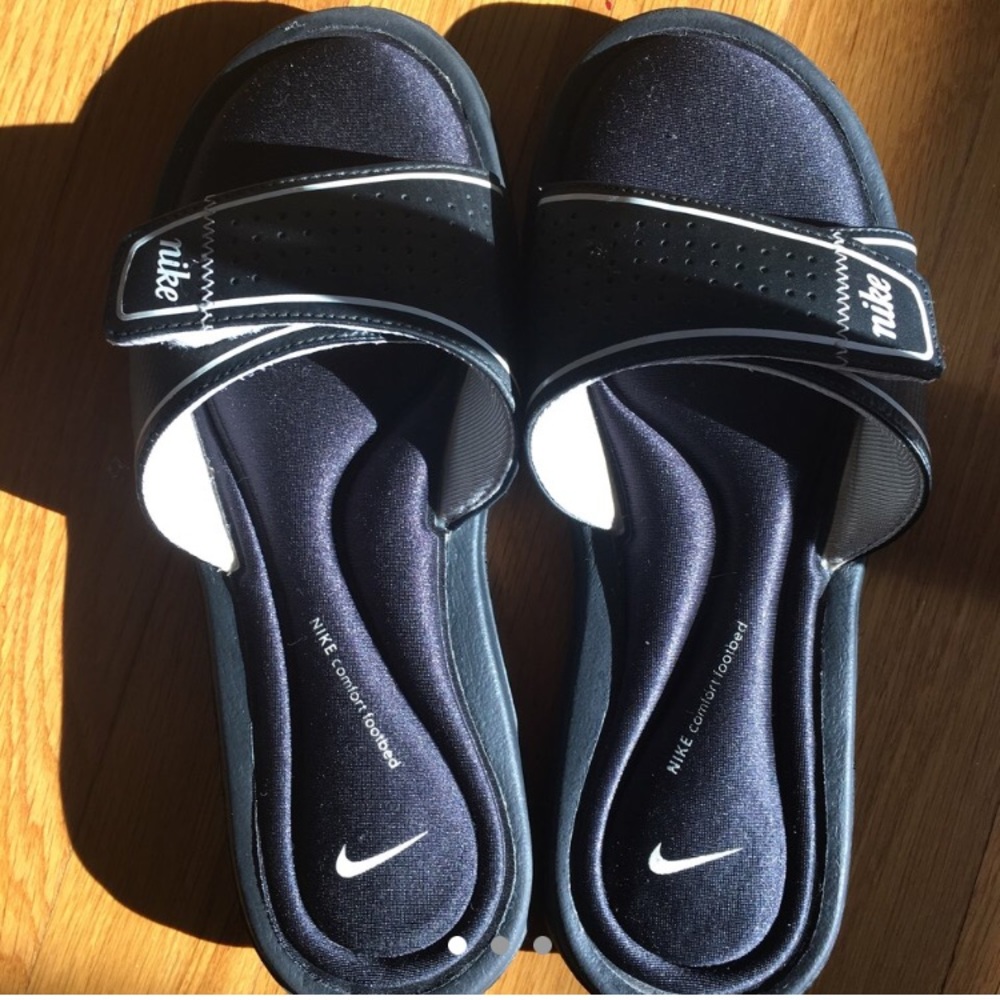 NIKE SLIDES